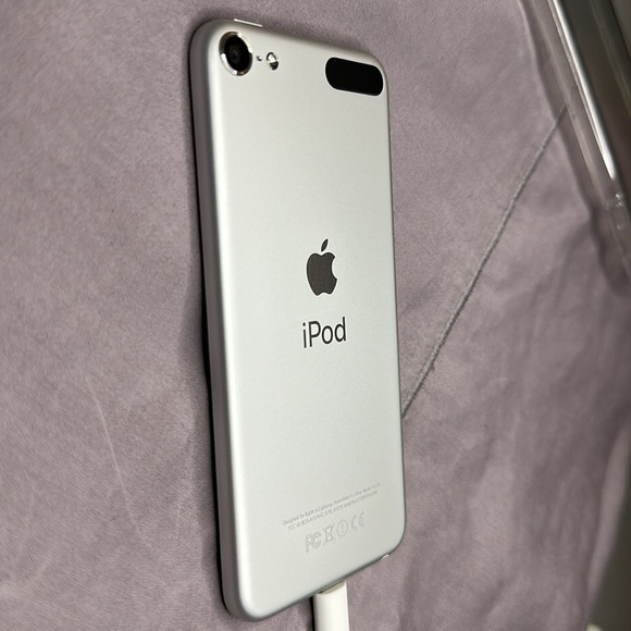 Apple iPod Touch 6th Generation - White - Picture 4 of 9